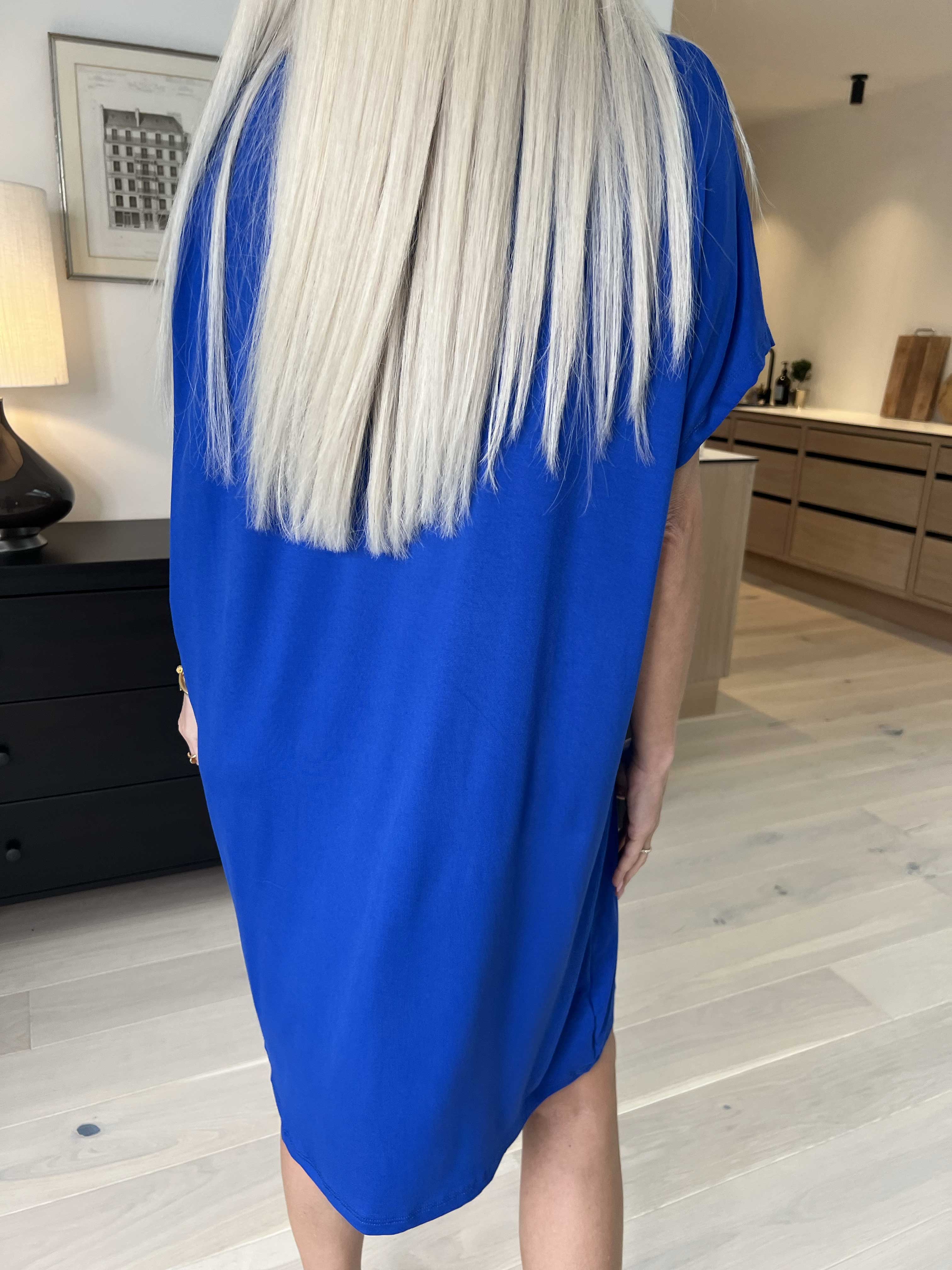 Edina - T-shirtklänning med tryck i viskosblandning